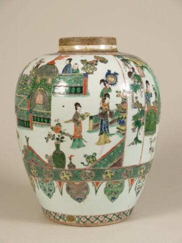 Pot met decor van figuren in exterieur en met symbolen, famille verte